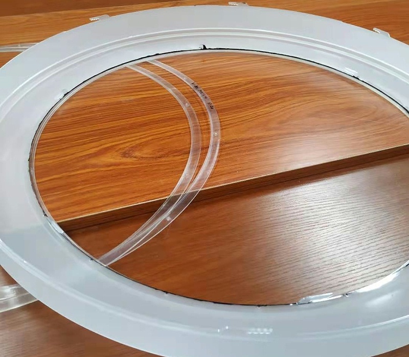 燈具是照明工具的統(tǒng)稱，包括除光源外所有用于固定和保護(hù)光源所需的全部零部件，以及與電源連接所需的線路附件。在保護(hù)環(huán)境、珍惜資源的理念深入人心的今天，燈具用什么膠粘既牢固又環(huán)保？