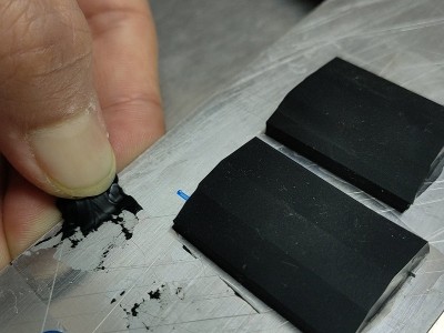金屬與橡膠用什么膠水？聚力快干膠解決轉(zhuǎn)運設(shè)備粘接難題